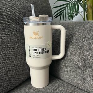 *NWT* Stanley 40 oz Stainless Steel H2.0 FlowState Quencher Tumbler - Beige